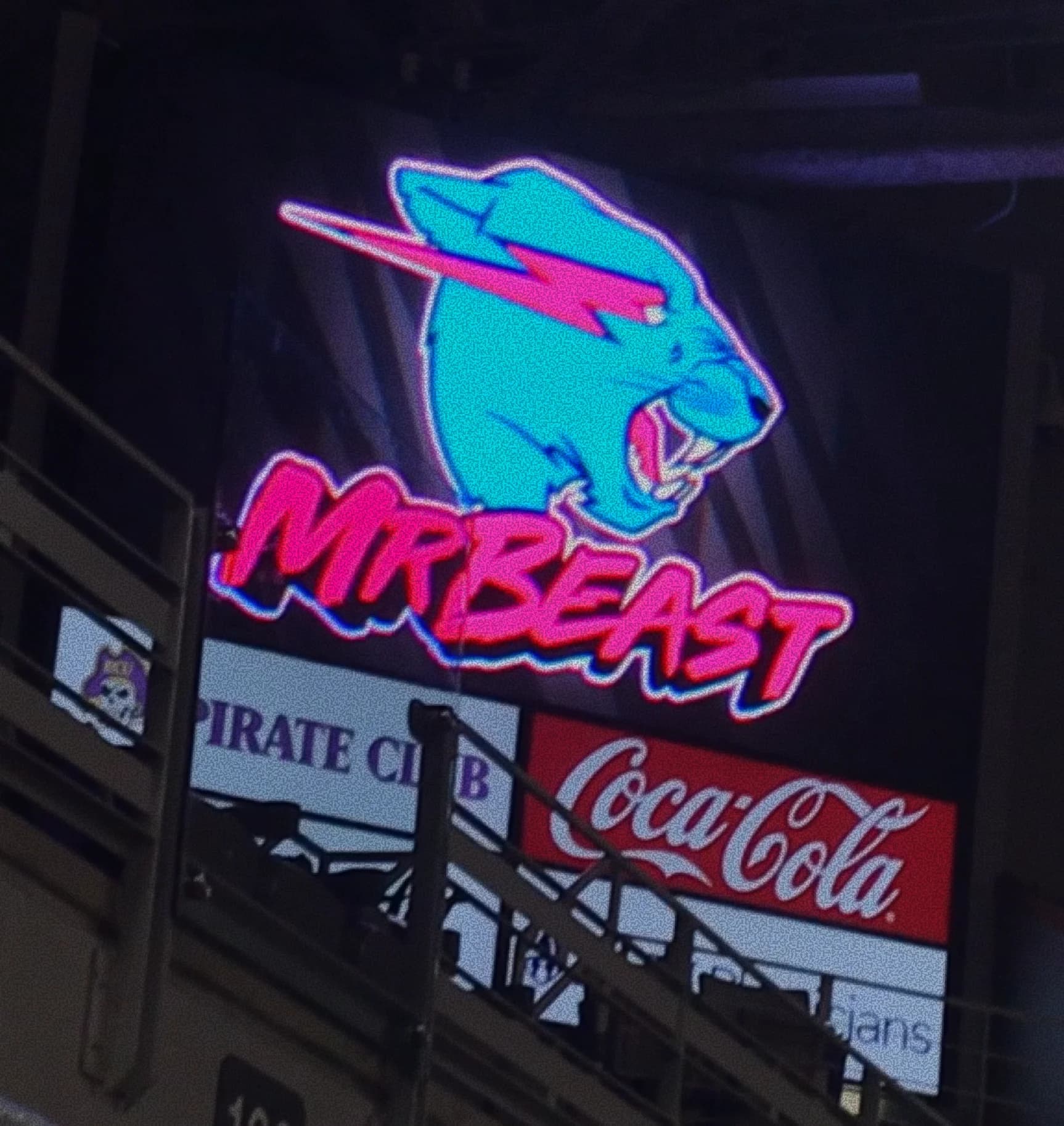 미스터 비스트, '은행'을 인수했다